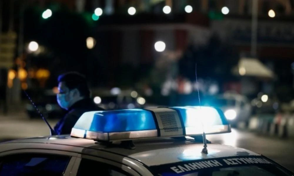 Αιματηρό επεισόδιο στην πλατεία Βικτωρίας: Ο πεθερός έβγαλε όπλο και χτύπησε στο κεφάλι τον γαμπρό